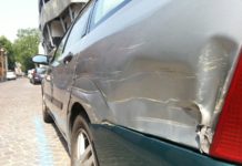 Fugge dopo aver danneggiato due auto in sosta, la polizia locale di Vicenza lo rintraccia Auto in sosta danneggiate (foto di archivio)