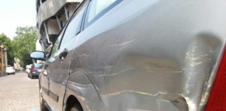 Fugge dopo aver danneggiato due auto in sosta, la polizia locale di Vicenza lo rintraccia Auto in sosta danneggiate (foto di archivio)