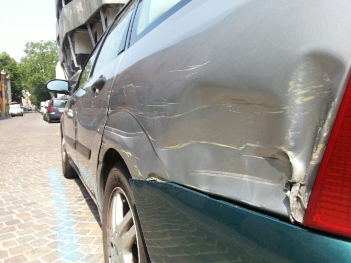 Auto in sosta danneggiate (foto di archivio)