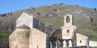 Santa Maria di Cartignano, l’antica chiesa in rovina oggi “museo a cielo aperto” Santa Maria di Cartignano