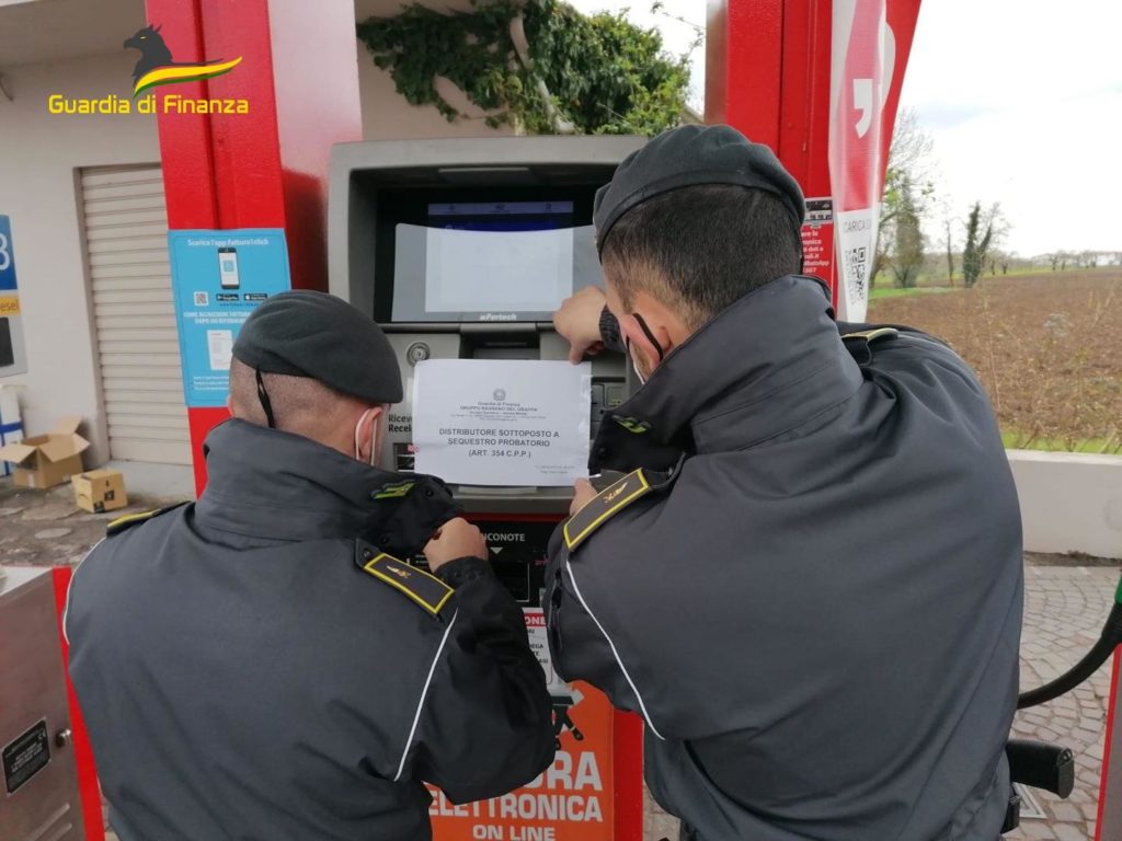 Carburante annacquato a Colceresa (Vicenza), GdF sequestra distributore