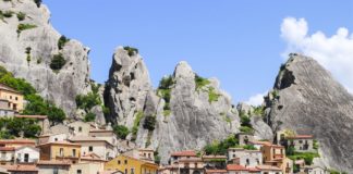 Castelmezzano, un delizioso presepe tra i borghi più belli d’Italia in Basilicata Castelmezzano (PZ), Dolomiti lucane, ph. Simona Servillo