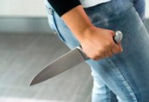 Donna del 68 uccide a Marostica col coltello coinquilina del 69 “perché le faceva dispetti” e chiama carabinieri Bassano: tutto vero, arrestata Donna uccide con coltello un'altra donna (foto di repertorio)