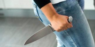 Donna del 68 uccide a Marostica col coltello coinquilina del 69 “perché le faceva dispetti” e chiama carabinieri Bassano: tutto vero, arrestata Donna uccide con coltello un'altra donna (foto di repertorio)