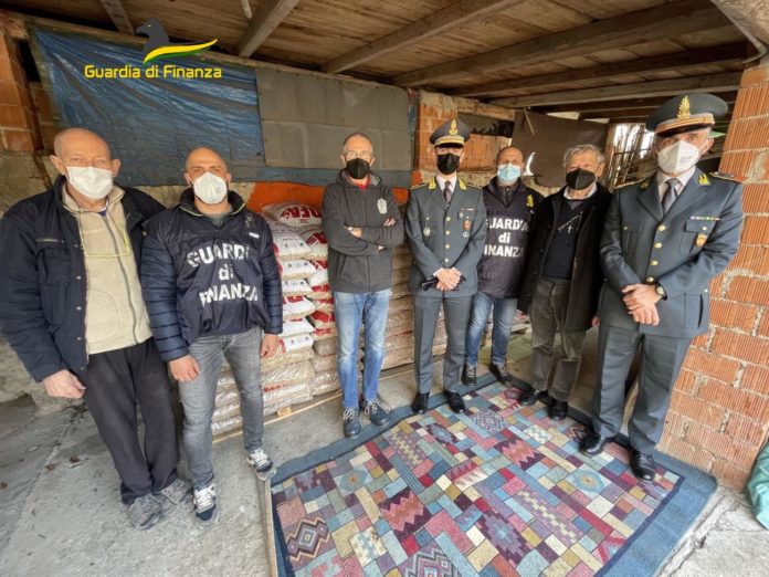 GdF di Vicenza consegna a Parrocchia S. Pio X di Schio per famiglie bisognose pellet confiscato GdF di Vicenza consegna a Parrocchia S. Pio X di Schio per famiglie bisognose pellet confiscato
