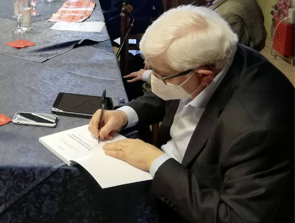 Giovanni Coviello firma dediche sul libro "Banca Popolare di Vicenza. La cronaca del processo", scritto col prof. Rodolfo Bettiol
