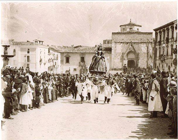 Madonna che scappa in piazza 1905 pasqua in abruzzo