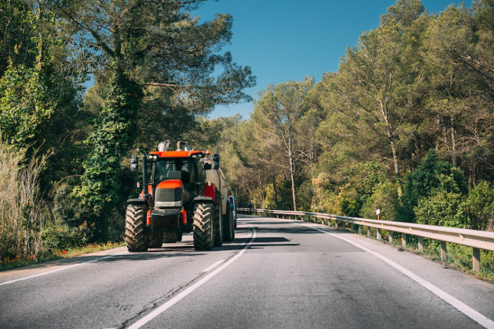 Mezzo agricolo su strada