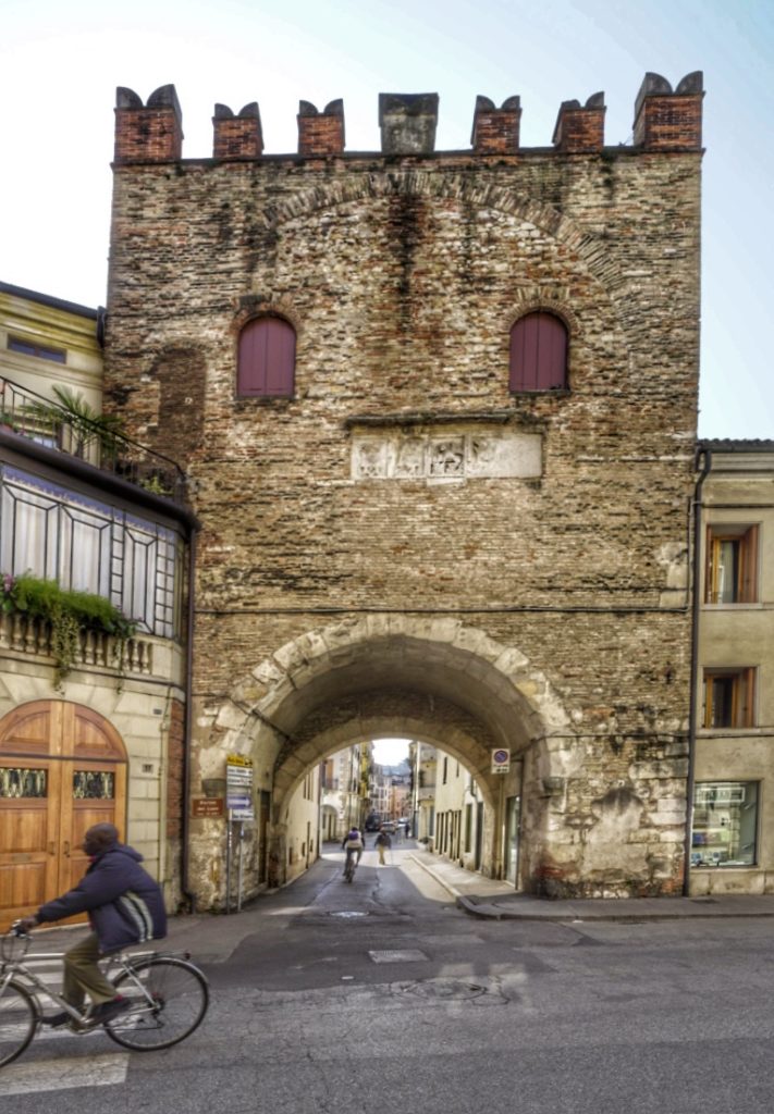 Mura di Vicenza, Porton del Luzzo dopo Ponte Furo andando verso quello che fu il teatro Berga (foto di Luigi Jodice per ViPiu.it)