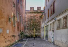 Mura  di Vicenza, due ore di passeggiata lungo la cinta muraria: all’interno regnava l’ordine, all’esterno il caos, l’ignoto  e l’imprevedibile Mura di Vicenza: vestigia del muro in piazza del Castello, di fronte a COIN (foto di Luigi Jodice per ViPiu.it)