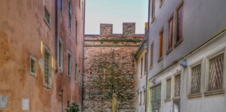Mura di Vicenza, due ore di passeggiata lungo la cinta muraria: all’interno regnava l’ordine, all’esterno il caos, l’ignoto e l’imprevedibile Mura di Vicenza: vestigia del muro in piazza del Castello, di fronte a COIN (foto di Luigi Jodice per ViPiu.it)