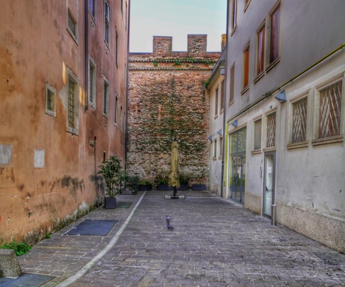 Mura di Vicenza: vestigia del muro in piazza del Castello, di fronte a COIN (foto di Luigi Jodice per ViPiu.it)