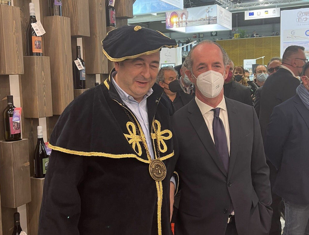 Papà Pera Margan e il Presidente Luca Zaia nello stand di Vojvodina a Vinitaly