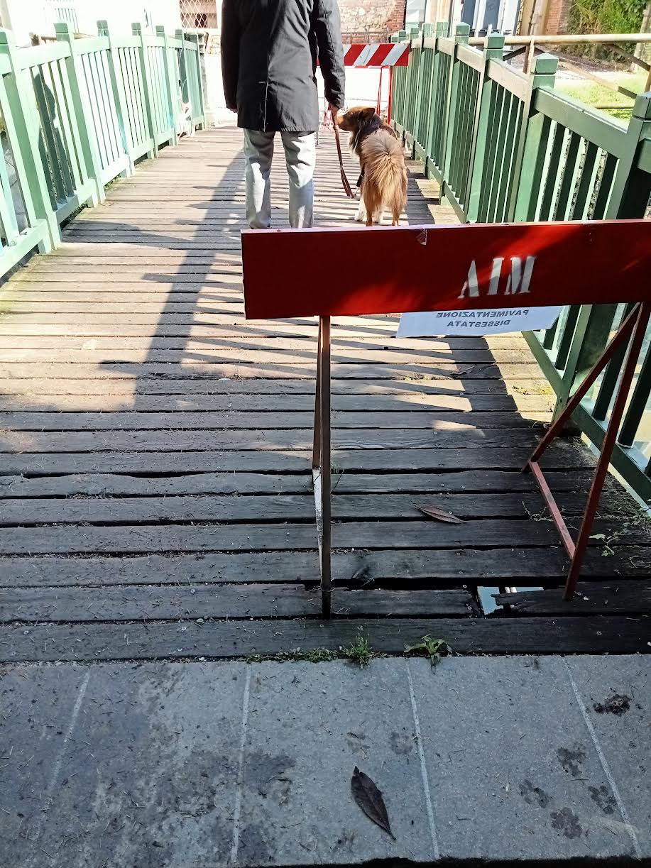 Passerella pedonale sulla Seriola al Giardino Salvi Valmarana