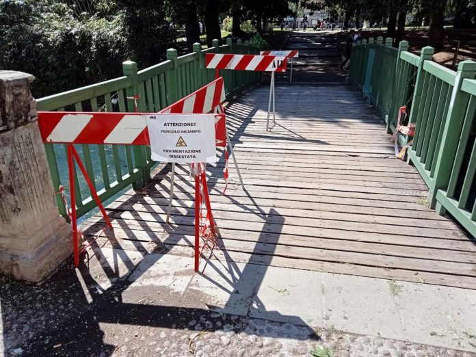 Passerella pedonale sulla Seriola al Giardino Salvi Valmarana