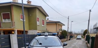 Dueville, Carabinieri di Thiene: spacciava ai domiciliari, 43enne albanese finisce in galera Pattuglia della Radiomobile della Compagnia Carabinieri di Thiene mentre lascia l’abitazione dell’arrestato a Dueville per raggiungere il carcere San Pio X