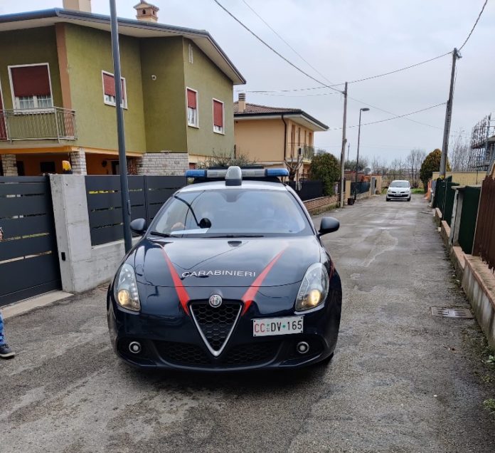 Pattuglia della Radiomobile della Compagnia Carabinieri di Thiene mentre lascia l’abitazione dell’arrestato a Dueville per raggiungere il carcere San Pio X