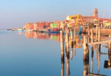 L’isola di Pellestrina, la perla della laguna veneta lunga 11 km e larga 1,2 con bambini per strada, pescatori, donne col tombolo e il fantasma