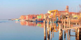 L’isola di Pellestrina, la perla della laguna veneta lunga 11 km e larga 1,2 con bambini per strada, pescatori, donne col tombolo e il fantasma