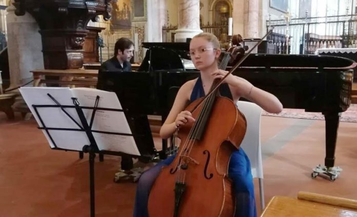 Quindicenne violoncellista Erminia Di Meo