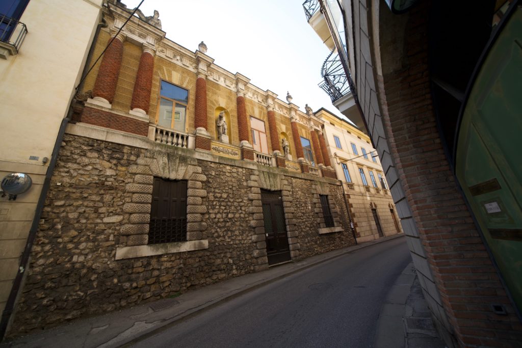 Strada che continua dal porton del Luzzo e va verso piazzetta Gualdi (foto di Luigi Jodice per ViPiu.it)