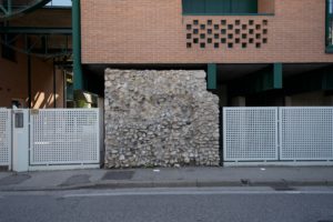 Un pezzo del muro prima di Piarda Fanton dopo strada dal Porton del Luzzo verso piazzetta Gualdi (foto di Luigi Jodice per ViPiu)