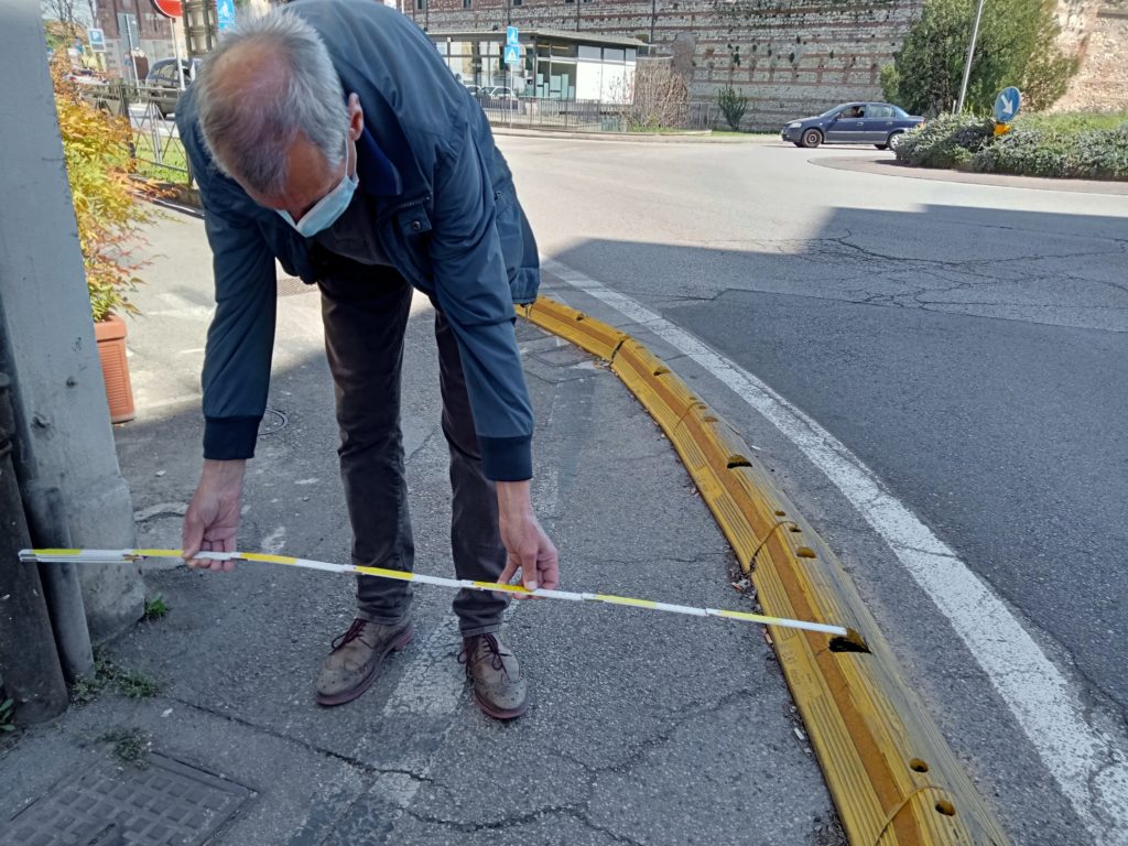 Rolando misura un metro di spazio per ciclabile a S. Croce