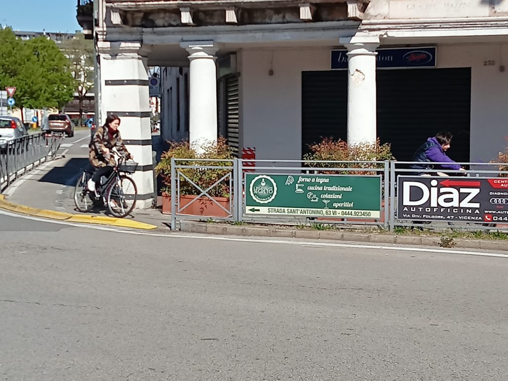 Zona di Porta Santa Croce con poco spazio per ciclabile