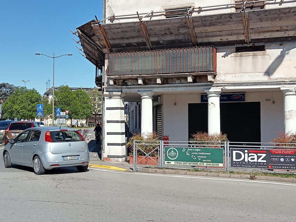 Zona di Porta Santa Croce e auto in curva vicino a ciclabile stretta