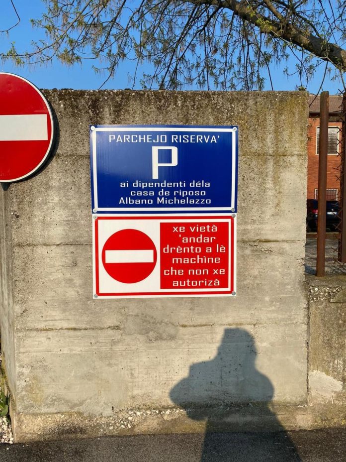 cartelli dialetto veneto parcheggio casa riposo michelazzo