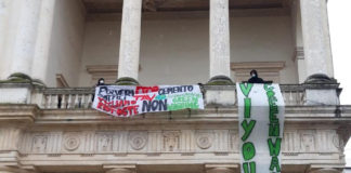 Attivisti di Fridays for Future Vicenza dalla terrazza di Palazzo Chiericati: “Vogliamo fare domande al sindaco” fridays for future vicenza palazzo chiericati