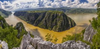 Vojvodina (Serbia), antica regione pannonica dove la luce riflessa del Danubio illumina i vigneti: anche Zaia ne apprezza i vini a Vinitaly I vigneti della Vojvodina e il Danubio.