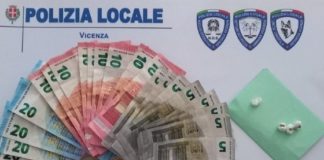La polizia locale di Vicenza insegue e blocca un pusher in centro tra gli applausi dei cittadini