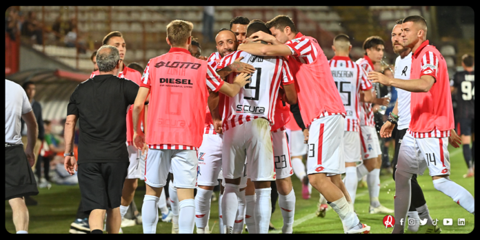 Christian Maggio festeggiato dopo il gol vittoria del Lr Vicenza col Cosenza