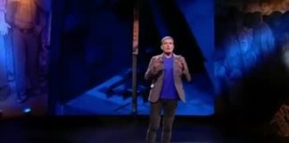 Stefano Massini, “i filosofi e il cretino”: la complessità dei fenomeni ridotta all’apparenza del singolo Stefano Massini, I filosofi e il cretino, immagine La7.it