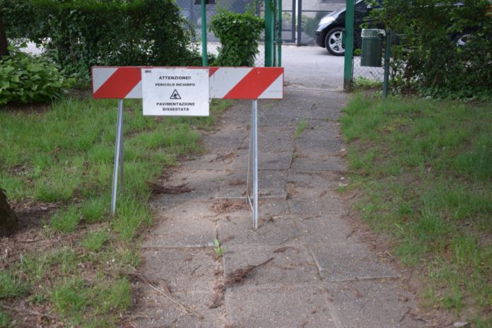 Incuria parchi come parco giochi di Via Ischia, a Campedello