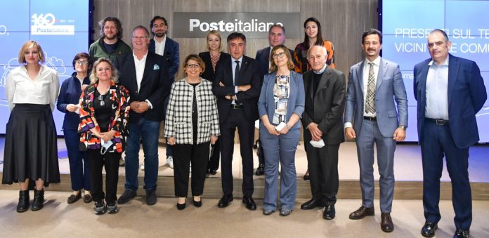 Al centro Maria Bianca Farina Presidente Poste Italiane e Giuseppe Lasco Condirettore Generaledi Poste Italiane con i rappresentanti delle Onlus