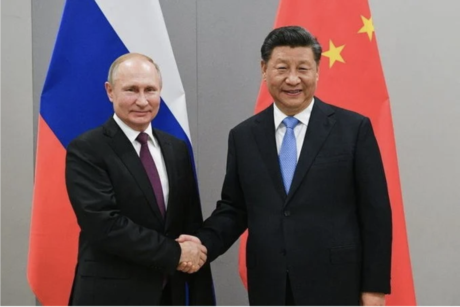 Alleanza fra Cina e Russia, Vladimir Putin e Xi Jinping si stringono la mano