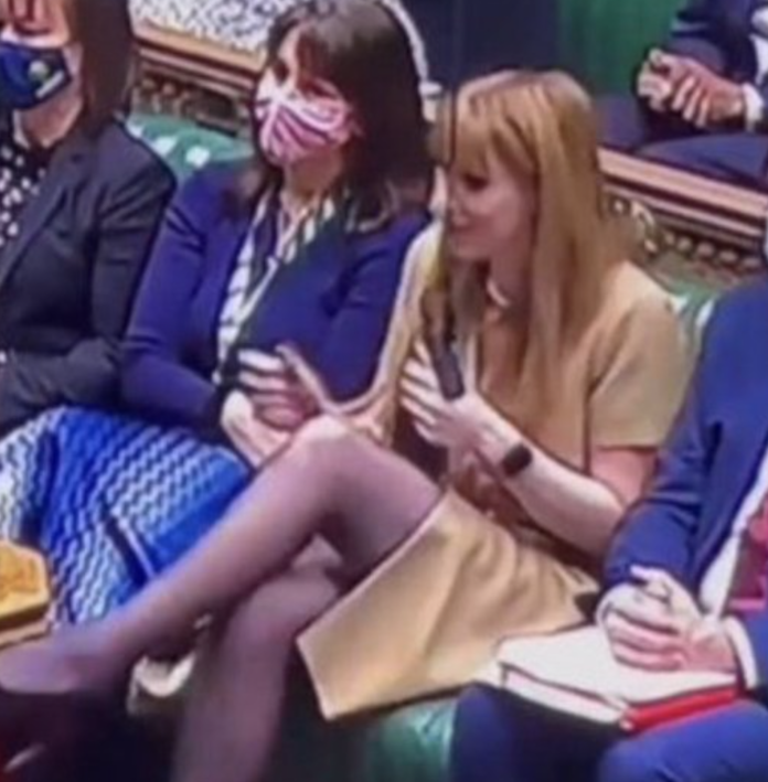 Attenzioni pruriginose: Angela Rayner, la deputata che accavalla le gambe alla Camera