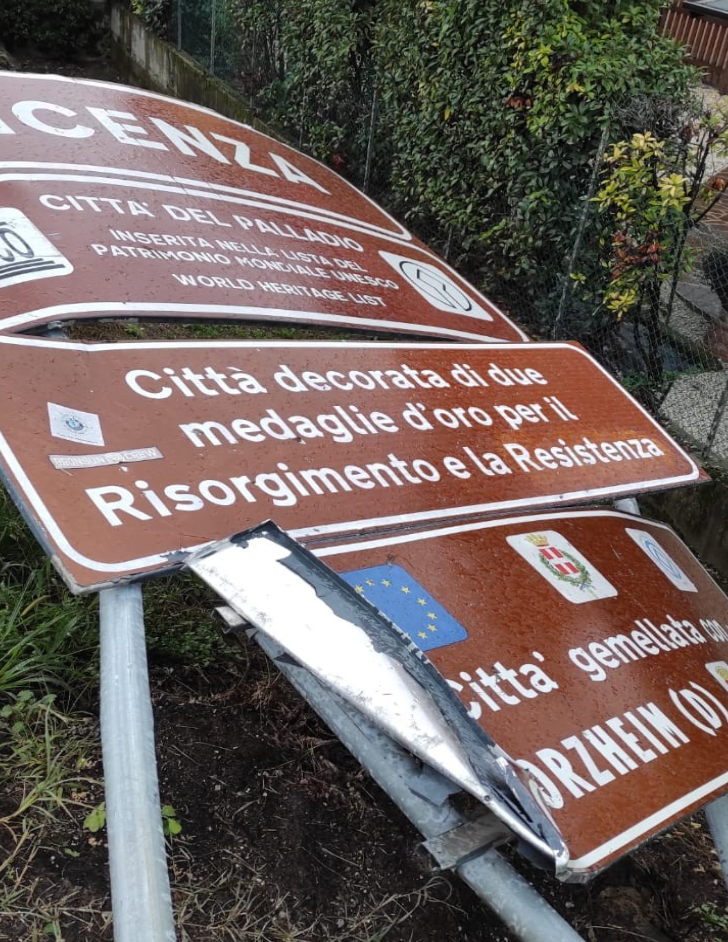 Vicenza: cartello segnalatore dell'ingresso alla città da nord SP46 del Pasubio