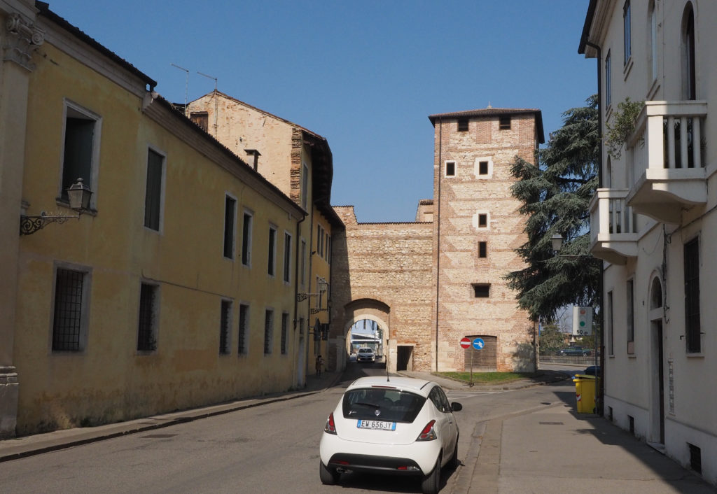 Contrada Porta Santa Croce (Vicenza-Francesco Dalla Pozza-Colorfoto per ViPiù)