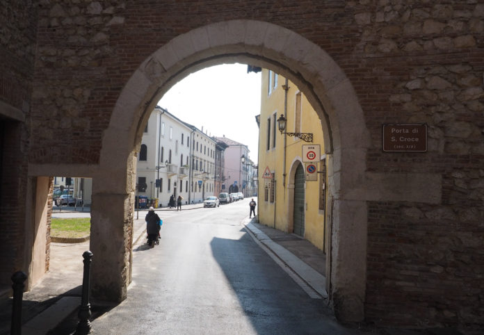 Contrada Porta Santa Croce (Vicenza-Francesco Dalla Pozza-Colorfoto per ViPiù)