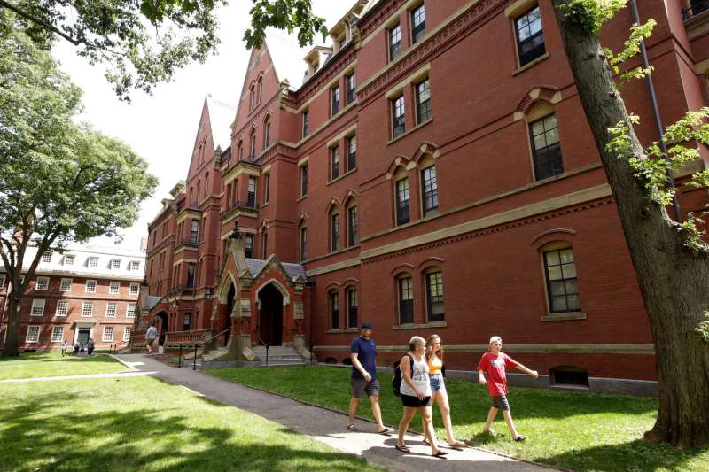 Harvard si pente del suo passato schiavista