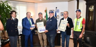 Il Questore di Vicenza Paolo Sartori consegna a Franco Picco la massima Onorificenza Nazionale del Moto Club Polizia di Stato Il Questore di Vicenza Paolo Sartori consegna a Franco Picco la massima Onorificenza Nazionale del Moto Club Polizia di Stato