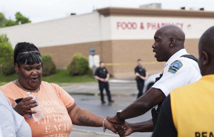 La strage di Buffalo (foto Ansa Epa)