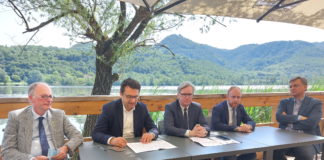 Lago di Fimon: gestione alla Provincia di Vicenza. Firmato da Bottacin e Rucco il protocollo con la Regione per i prossimi 3 anni Lago di Fimon: gestione alla Provincia. Firmato il protocollo con la Regione, da sx Giacomin, Rucco, Bottacin, Macilotti, Pellizzari