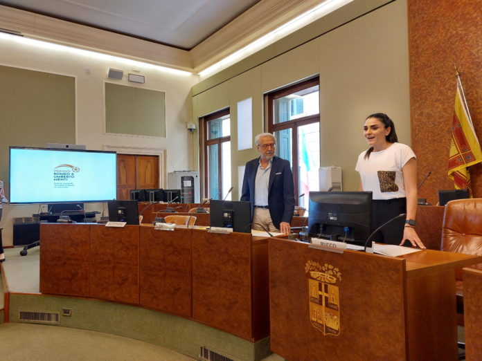 Premio Romeo e Umberto Menti, consigliera provinciale con delega allo sport Giulia Busato e Gianni Poggi, ideatore del premio e autore del libro “Meo e Berto