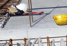 Primo maggio festa dei lavoratori, c’è poco da festeggiare: un racconto su Salvatore che “in un istante perse le ali” Primo maggio, un operaio cade da un impalcatura (foto di repertorio)