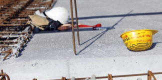 Primo maggio festa dei lavoratori, c’è poco da festeggiare: un racconto su Salvatore che “in un istante perse le ali” Primo maggio, un operaio cade da un impalcatura (foto di repertorio)