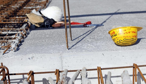 Primo maggio, un operaio cade da un impalcatura (foto di repertorio)